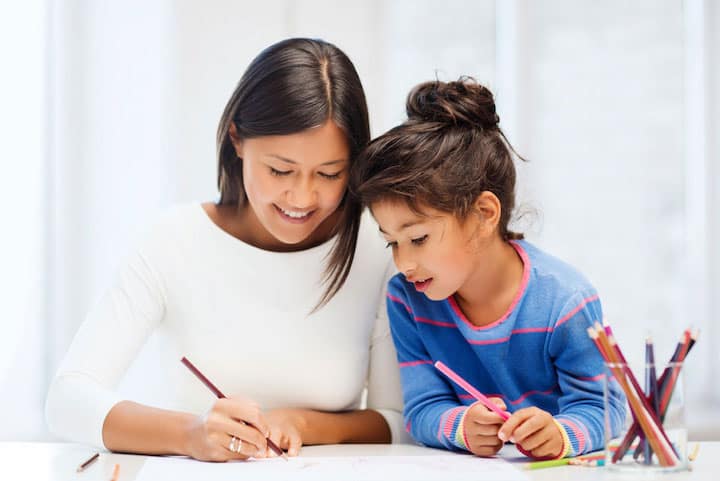 Model-photo mother and daughter drawing